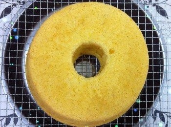 step6: 溫馨提示 打發蛋白部分也是關鍵之一，我試過2個打發蛋白方式。
烤箱各異烘烤時間自己調整。
這次為了讓戚風蛋糕出爐更加乾爽，我把烘烤時間延長了10分鐘。