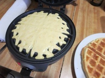 step6: 當窩夫鐵機熱，用少許牛油輕拍，然後舀一些麵糊到鐵的中心。按照您的窩夫餅乾機需要多長時間烤熟。（我大約需要3 - 每4分鐘）