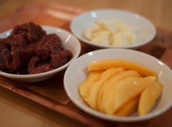 step2: 肉以『米酒→醬油→沙拉油』稍微醃過。下鍋拌炒到半熟起鍋 再把蘋果丁和芒果片原鍋拌炒一下再把肉片拌下去，只要加一點點的高湯粉就好了可以起鍋實用囉^﹍^