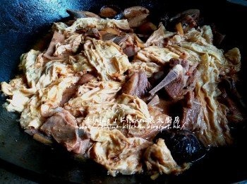 step11: 羊腩炆1小時後將炸枝竹放入拌勻 , 蓋上蓋繼續用慢火炆10分鐘