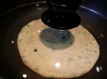 step8: 易潔鑊掃少許橄欖油, 將蔥油餅慢火加蓋煎一面5分鐘.