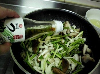 step1: 將所有<span class="group_1">食材</span>洗淨切段，起油鍋少許油爆香蒜末.接著下所有<span class="group_1">食材</span>炒至菇的香氣出來~最後加入<span class="group_2">調味</span>拌炒均即可上桌