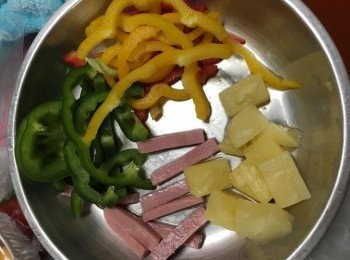 step2: 預備<span class="group_2">餡料材料</span>，青紅黃椒去頂，切1/4個出來，再切絲、菠蘿粒盛起，不要糖水，火腿扒切1/3出來，再切條，約0.5X2.5cm大，車打芝士磚切出8條芝士條，另取出辣肉腸、碎芝士、橄欖油及茄汁備用；