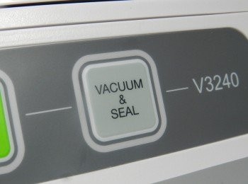 step6: 按下開關後，盒子裡的空氣就會慢慢被吸出喔!