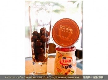 step2: 將黑木耳QQ圓(可可)自容器中倒出，依個人喜好，逐一放到玻璃杯中。