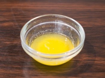 step1: 把鹹蛋放在滾水中以中火烚熟，約需 8 分鐘，鹹蛋熟後取出鹹蛋黃弄碎備用（此食譜不會用到鹹蛋白部份）。把牛油溶化成牛油溶液。