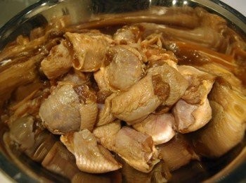 step1: 1. <a href="https://bit.ly/3zHU5V3" target="_blank" data-keyword="雞中翼" class="guide-link"><strong>雞中翼</strong></a> <span style="display:inline-block;vertical-align:middle;margin-top:-3px;color:initial;border-radius:3px;padding:2px 3px;font-size:12px;line-height:14px;background:#87d300;color:#fff;">即買</span> 解凍，剪去頭尾軟骨，去掉中間2條骨。