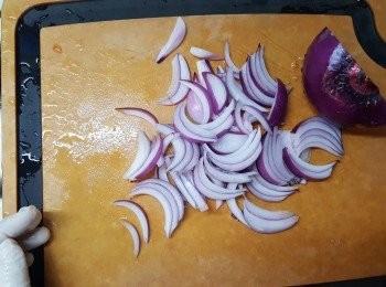 step3: 將車尼茄切半，再將紫洋蔥切絲，備用。