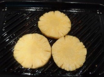 step4: 延用鑄鐵烤盤上面的油脂，放入鳳梨片煎至焦香程度。