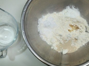 step1: 在盆子裡將麵粉,快速酵母和泡打粉,砂糖,溫水混合仔細揉勻.