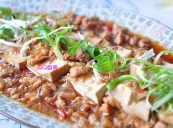 step12: 再輕輕將嫩豆腐擺入盤中，把酒香肉末與醬汁淋在豆腐上層，最後加入蔥絲即可~