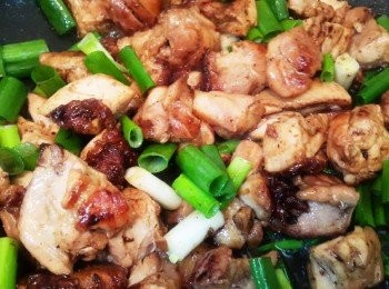 step3: 約8分熟時將蔥段倒入一起炒香