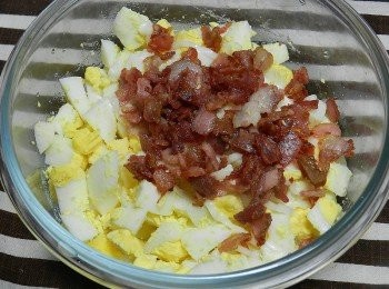 step12: 煎好的培根放在蛋上