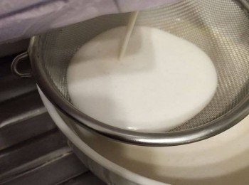 step5: 用隔渣棉袋或隔篩隔去杏仁渣，只留幼滑的杏仁汁。