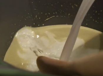 step4: 椰奶分3次加入青咖哩醬中。