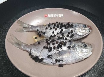 step3: 取出平底鍋，放入水，開大火。水煮滾後，放入步驟2，蓋鍋蓋燜煮3分鐘。