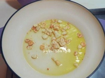 step2: 蒜片小火煎至金黃起鍋備用