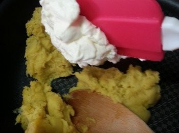 step15: 加少許忌廉拌勻(作用是令到蕃薯更滑身)(忌廉可用搽蛋糕體剩餘的忌廉)灘凍後放入唧袋