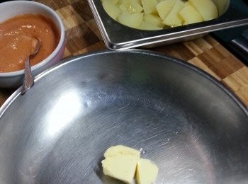 step3: 將牛油放在碟上,將已經蒸淋的薯仔襯熱倒入牛油上