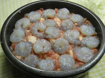 step3: 草蝦去泥腸，背部改刀，排在肉上方，入電鍋，外鍋1杯半的水蒸熟