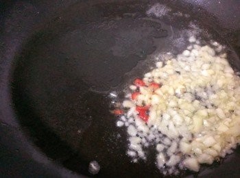 step2: 放二大匙橄欖油~(開中小火就好)下蒜末和辣椒末至香氣出來 ( 多吃大蒜對身體益處頗大所以做料理我喜歡使用大量的蒜喔~辣椒適各人喜愛添加) 另煮一鍋水準備煮麵~