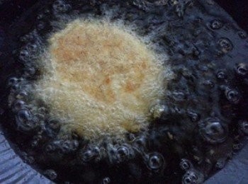 step6: 下鍋油炸至金黃色即可取出在撒上胡椒粉