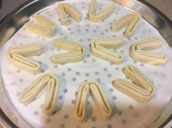 step10: 鋪係盆上略為分開，掃上少許牛油，預熱焗爐後以180'C 先焗約15分鐘