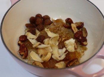 step4: 桃膠、紅棗、圓肉、百合及水煲滾後轉中火煮20-25分鐘左右