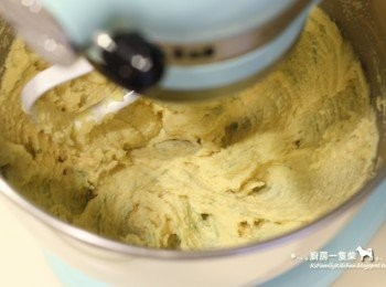 step2: 室溫軟化的奶油+糖，以攪拌器打至蓬鬆(約3分鐘)。