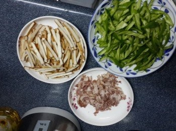 step2: 將豆腐乾過一下清水、切幼條; 長尖椒洗淨、切去頭尾再一開二、去籽切長條; 煙肉切幼條