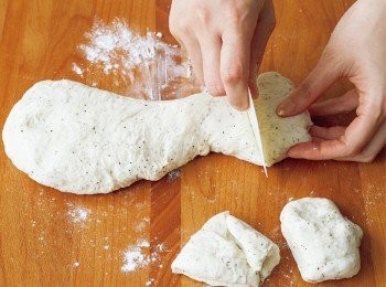 step8: 從邊端開始切成10等分。用手掌側面輕撫麵團，延展出平滑的表面後整圓，將底部捏緊使其密合。