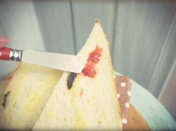 step4: 搭配最近很夯的17號穀倉的奶酥吐司一起吃~~ 好好吃唷&gt;////