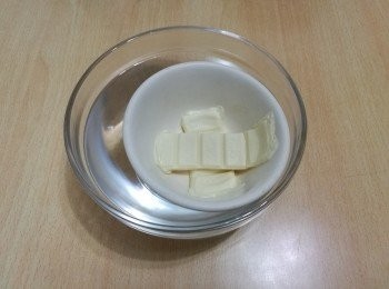 step3: 把沸水放進大碗，把白朱古力放在細碗內，然後，將細碗放在大碗內，座融白朱古力。