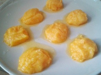 step1: 奶皇餡料做法：先蒸熟咸蛋黃（可用微波爐約1分鐘），用湯匙壓碎。將奶油溶化，將所有餡料材料拌勻，分成8至10份，搓成圓形，放入冷凍庫5分鐘備用