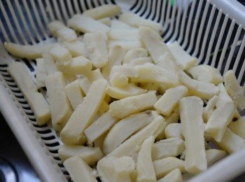 step2: 薯條冷水下煲，慢火煮8分鐘，撈起過冷河，瀝乾水後以廚房紙吸走水份，放雪櫃下格3小時或以上至表面完全乾身，雪過夜更佳，切記印乾水份