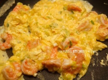 step4: 同一油鍋，加入更多的油燒熱後，將蛋液與蝦仁一起下鍋炒至8分熟後關火，用餘溫將蛋液炒熟即可。