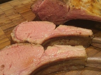 step9: 羊骨與羊骨中間位置切成一片片。