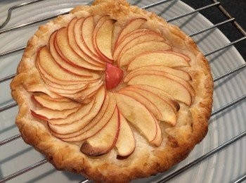 step5: 出爐後，放涼約5分鐘，就可以配上雪糕和楓糖漿一起品嘗。