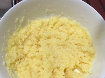 step4: 把糖加入室溫軟化的黃油，攪拌均勻後分次加入蛋液拌均，加入椰蓉，拌均，後加入牛奶，拌均後靜置吸收。