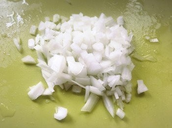 step3: 洋蔥洗淨切碎