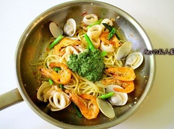 step6: 將煮至彈牙的麵條加入鍋裡,放入鮮蝦及中捲和一大匙青醬,熄火後將所有材料拌勻即可。