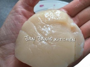 step1: 手掌咁大嘅帶子，解凍後沖洗抹乾切粒，用少許鹽、胡椒粉稍醃。