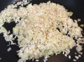 step2: 下橄欖油小火炒香蒜蓉洋蔥1分鐘，下意大利米炒勻，下白酒待其揮發至乾。