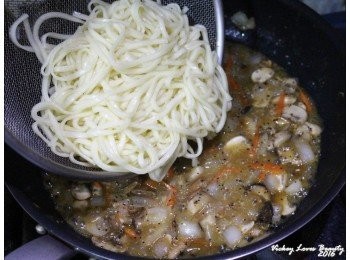 step9: 接著再放入巳事先水煮好的麵條，拌至湯汁微微收乾即可