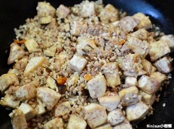 step4: 上述材料炒香之後到入生米炒熟