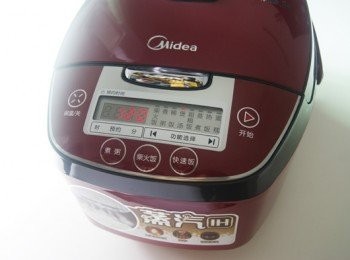 step3: 所有<span class="group_1">食材</span>放入電鍋煲兩小時即可，最后加鹽調味。