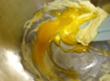 step10: 牛油加糖拌勻,加蛋黃拌勻後再加全部粉類拌成糰,