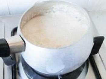 step7: 倒入蘋果汁、梨汁，用中火熬成糊狀