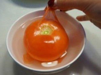step2: 把蕃茄放進碗裡，倒入開水，過一分鐘後便可把皮剝掉