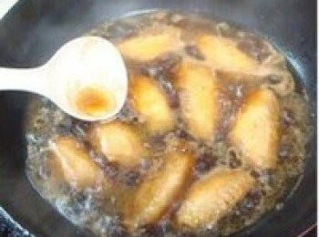 step6: 用中火慢慢熬製，其間要撇去浮沫，並要不停攪拌防止糊鍋